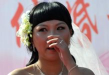 Une Chinoise rentre chez elle du travail et apprend que son mari l’a «tuée»