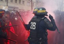 Un journaliste de BFM TV matraqué par un CRS durant l’acte 14, assure un confrère © REUTERS / Pascal Rossignol