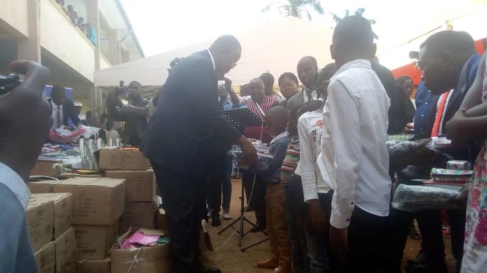Cameroun : Un député offre 710 bourses scolaires aux jeunes africains originaires de 07 nationalités