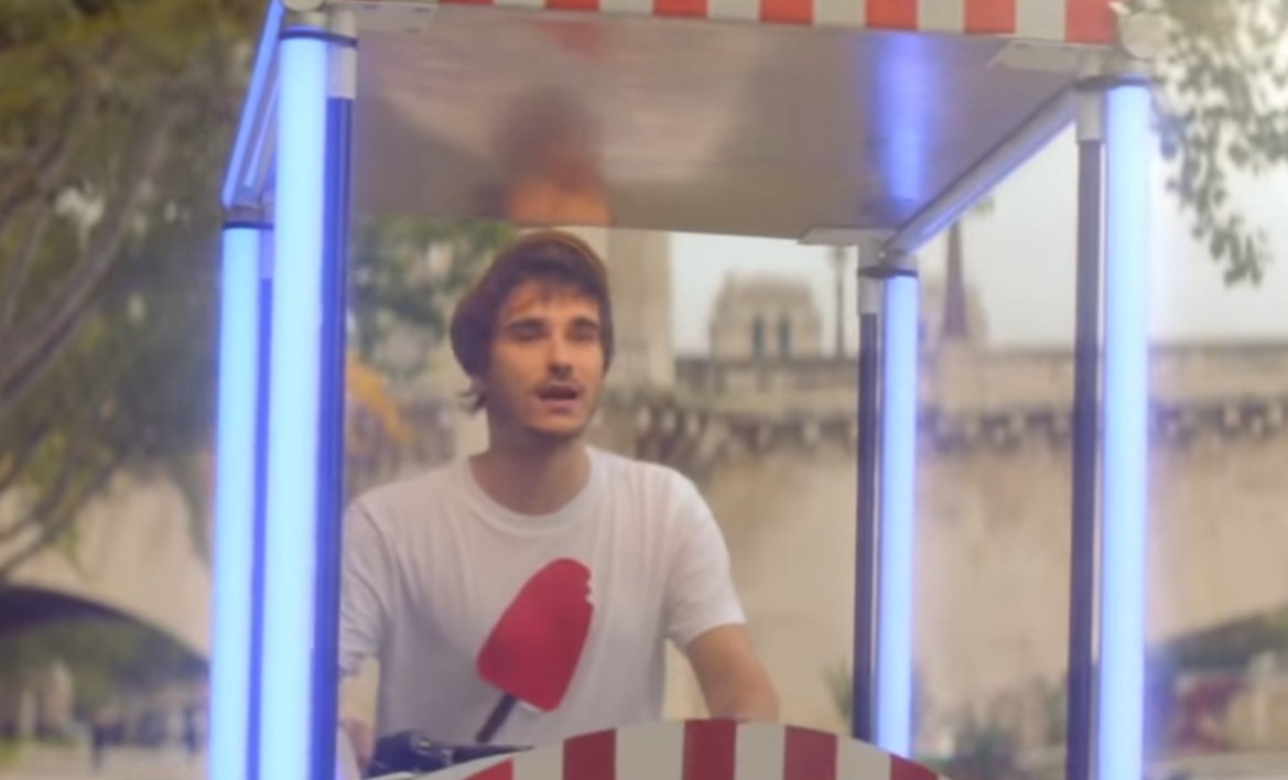 Changement climatique : L’artiste français Gauvain Sers chante « Y a