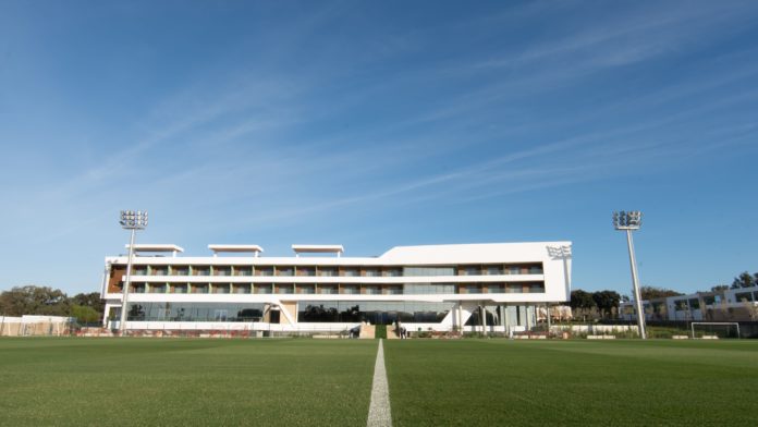 Maâmoura : Le Roi Mohammed VI inaugure un centre national pour le Football de haut niveau