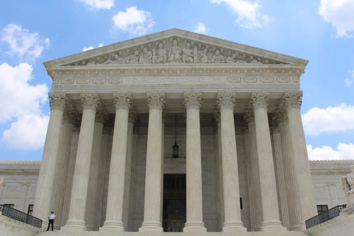 Présidentielle américaine : 17 États rejoignent le Texas devant la Cour Suprême pour dénoncer des violations de la Constitution, selon Reuters