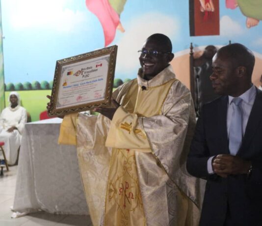 Prix Etoile d’Or d’Excellence 2020 : L’Abbé Louis Marie Ebela Bala élu Meilleur Prélat du Cameroun
