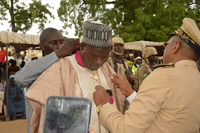 Nation reconnaissante : Le Sénateur Mahamat Abdoulkarim est couronné par Paul Biya
