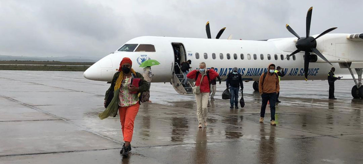 Des travailleurs humanitaires arrivent à Mekele, dans la région du Tigré, en Ethiopie.