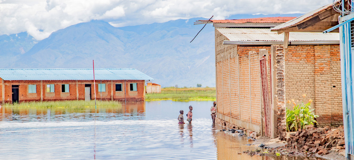  Au Burundi, une école de la province de Bujumbura est incapable de donner des cours sur son campus inondé. 