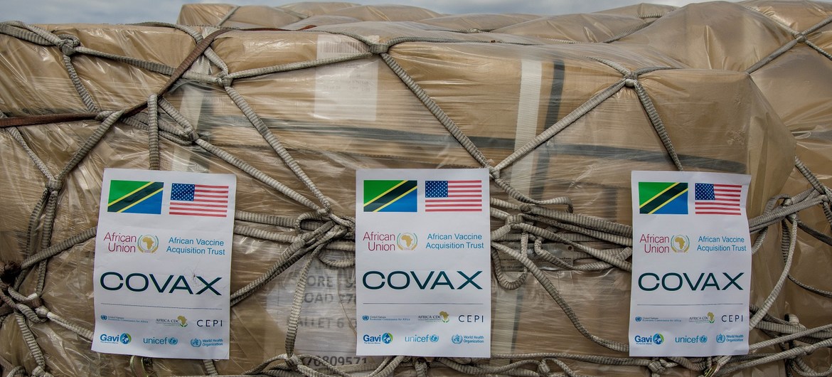 Des vaccins contre la Covid-19, livrés par le biais du mécanisme COVAX, arrivent en Tanzanie.