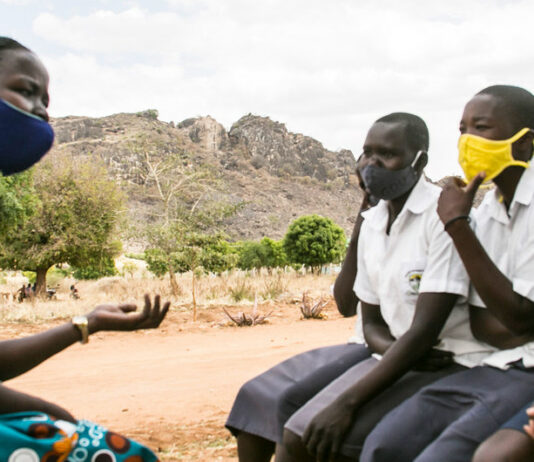 « Les filles au premier plan » : des jeunes de toute l’Afrique agissent pour l’éducation des filles (UNESCO)