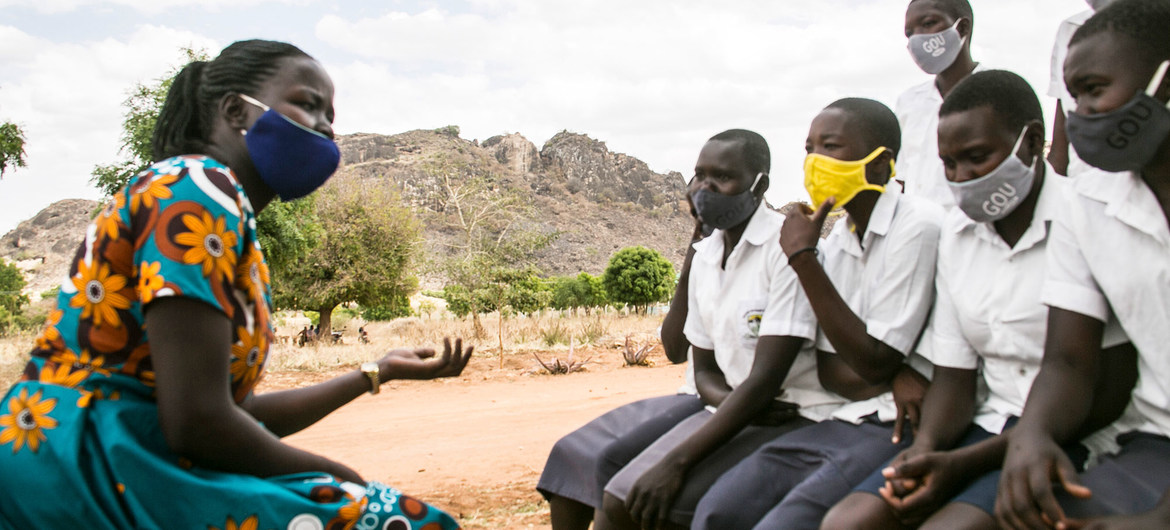 Des écolières ougandaises discutent de la violence à l'égard des femmes avec un mentor.