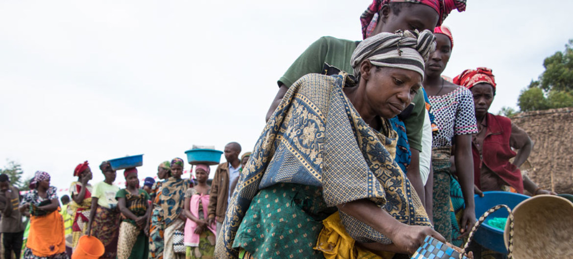 Des femmes congolaises se rassemblent à un point de distribution alimentaire au Nord-Kivu, dans l'est de la RDC (archive)