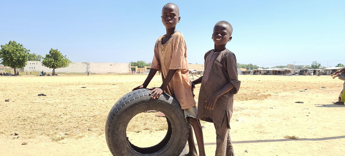 Des enfants déplacés jouent dans le camp du stade international Mohammed Goni à Maiduguri, dans le nord-est du Nigéria.