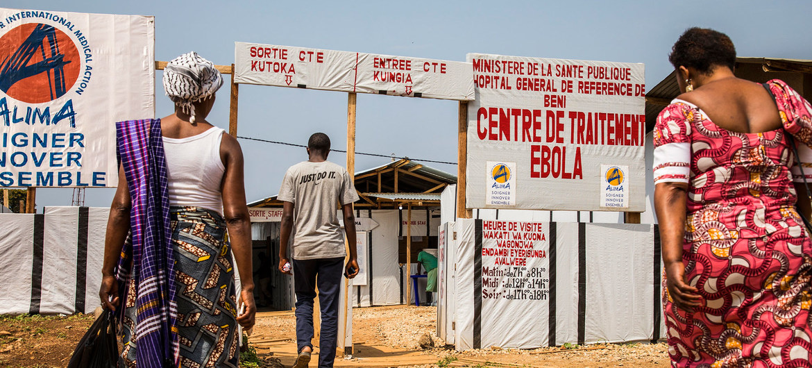 Des personnes visitant des membres de leur famille dans un centre de traitement d'Ebola en République démocratique du Congo (photo d'archives).