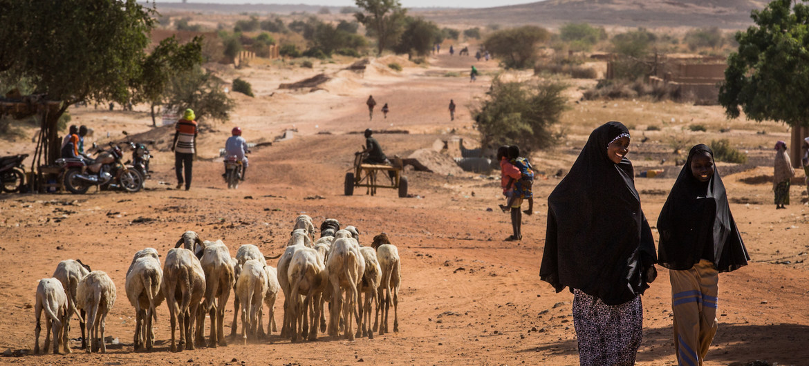 Les gens marchent sur une route dans la région de Tillaberi, dans l’ouest du Niger.