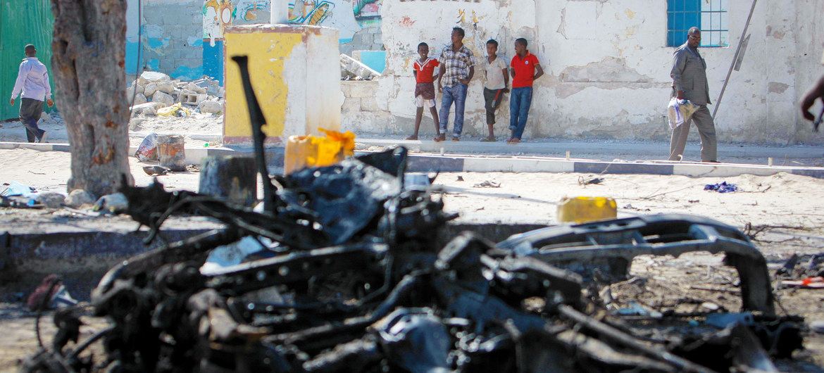 Epave d'une voiture piégée qui a explosé à Mogadiscio, en Somalie (photo d'archives).