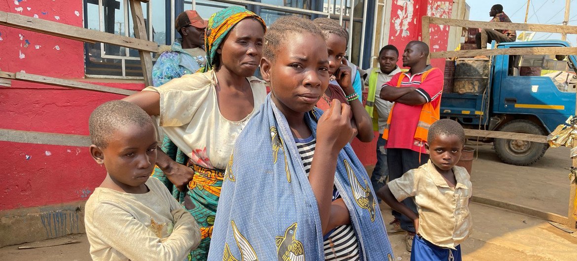 Une famille de déplacés internes arrive en camion chez des proches à Beni après avoir fui une attaque de milices armées contre leur village en Ituri, dans le nord-est de la République démocratique du Congo.