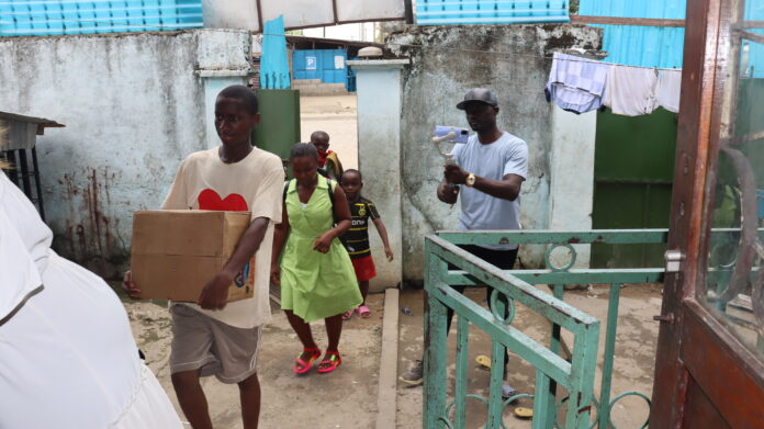 Média – 4eme anniversaire de La Plume de l’Aigle : Didier Ndengue donne du sourire aux pensionnaires de l’Orphelinat Compassion à Douala