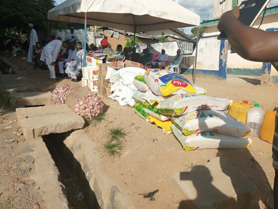 Cameroun : Sa Majesté Marie Robert Eloundou remet des dons aux fidèles musulmans de Monatélé