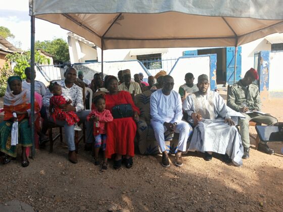 Cameroun : Sa Majesté Marie Robert Eloundou remet des dons aux fidèles musulmans de Monatélé