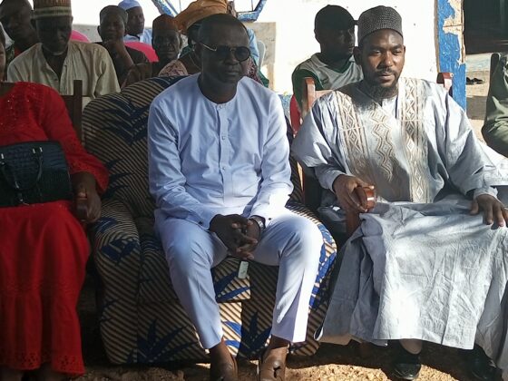 Cameroun : Sa Majesté Marie Robert Eloundou remet des dons aux fidèles musulmans de Monatélé