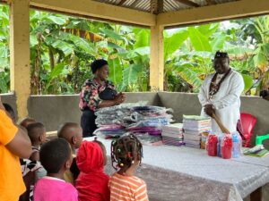Rentrée scolaire au Cameroun : Remise des dons aux orphelinats de Kumba par Nfon Mukete IV Ekoko