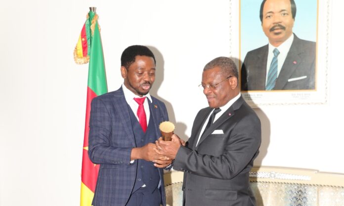 Le Premier ministre Dion Ngute salue l’excellence du président de l’ICT University, le professeur Mbarika