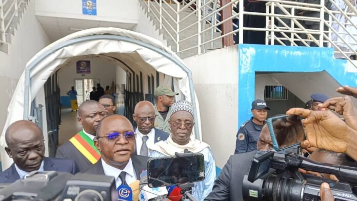 Cameroun : Le gouverneur Bernard Okalia Bilai interpelle la communauté internationale sur les massacres des populations civiles dans le Sud-Ouest