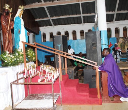 Montée des calamités au Cameroun : Après le drame de Mbankolo, le prêtre de l’Eglise catholique Abbé Otou Ntolo décide « d’exorciser ce qui est à l’origine » du phénomène