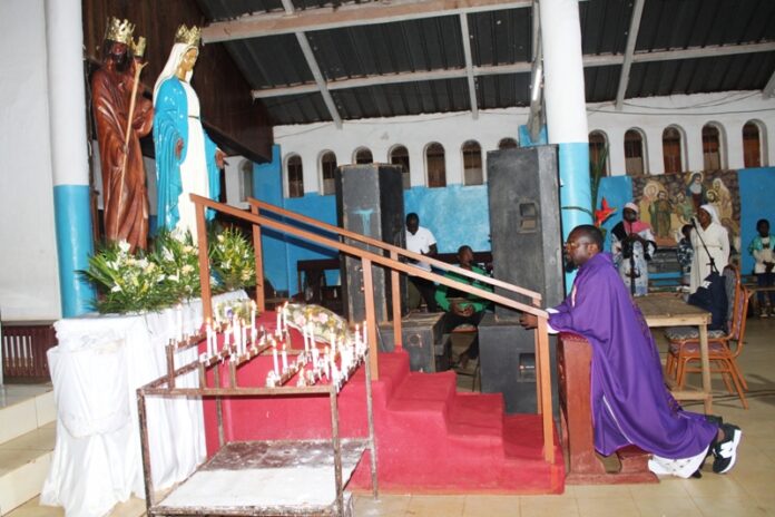 Montée des calamités au Cameroun : Après le drame de Mbankolo, le prêtre de l’Eglise catholique Abbé Otou Ntolo décide « d’exorciser ce qui est à l’origine » du phénomène