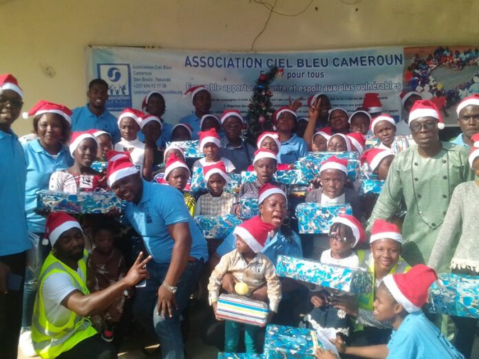 Humanitaire : « Ciel Bleu Cameroun » offre des cadeaux aux enfants réfugiés de Yaoundé 4