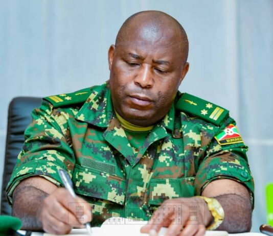 Burundi : Le président Evariste Ndayishimiye révoque un colonel de police pour vol présumé de riz destiné à l’alimentation des troupes