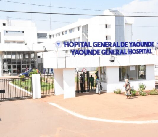 Humanisme à l’Hôpital Général de Yaoundé : le Pr. Noël Emmanuel Essomba déclenche une opération de sauvetage d’un patient abandonné